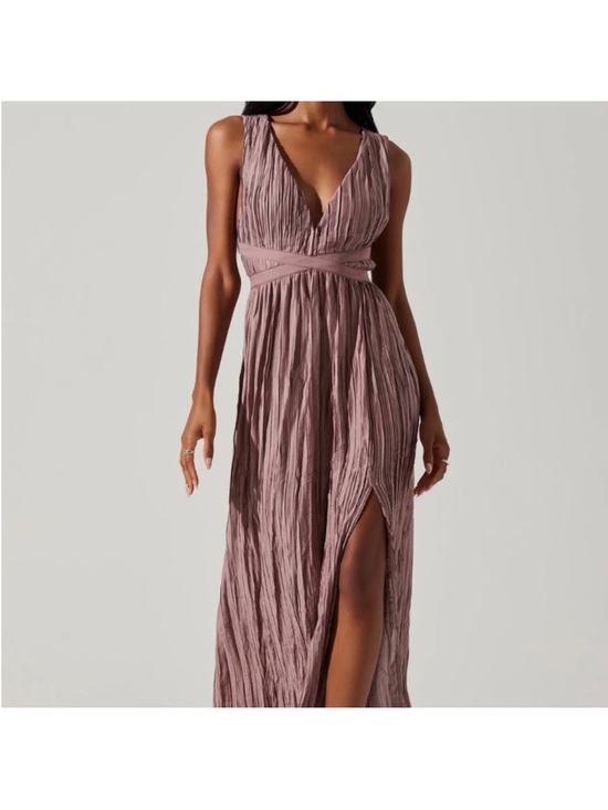ASTR the Label Dresses & Skirts - Sleeveless V-Neck Mauve Pleated Maxi Dress